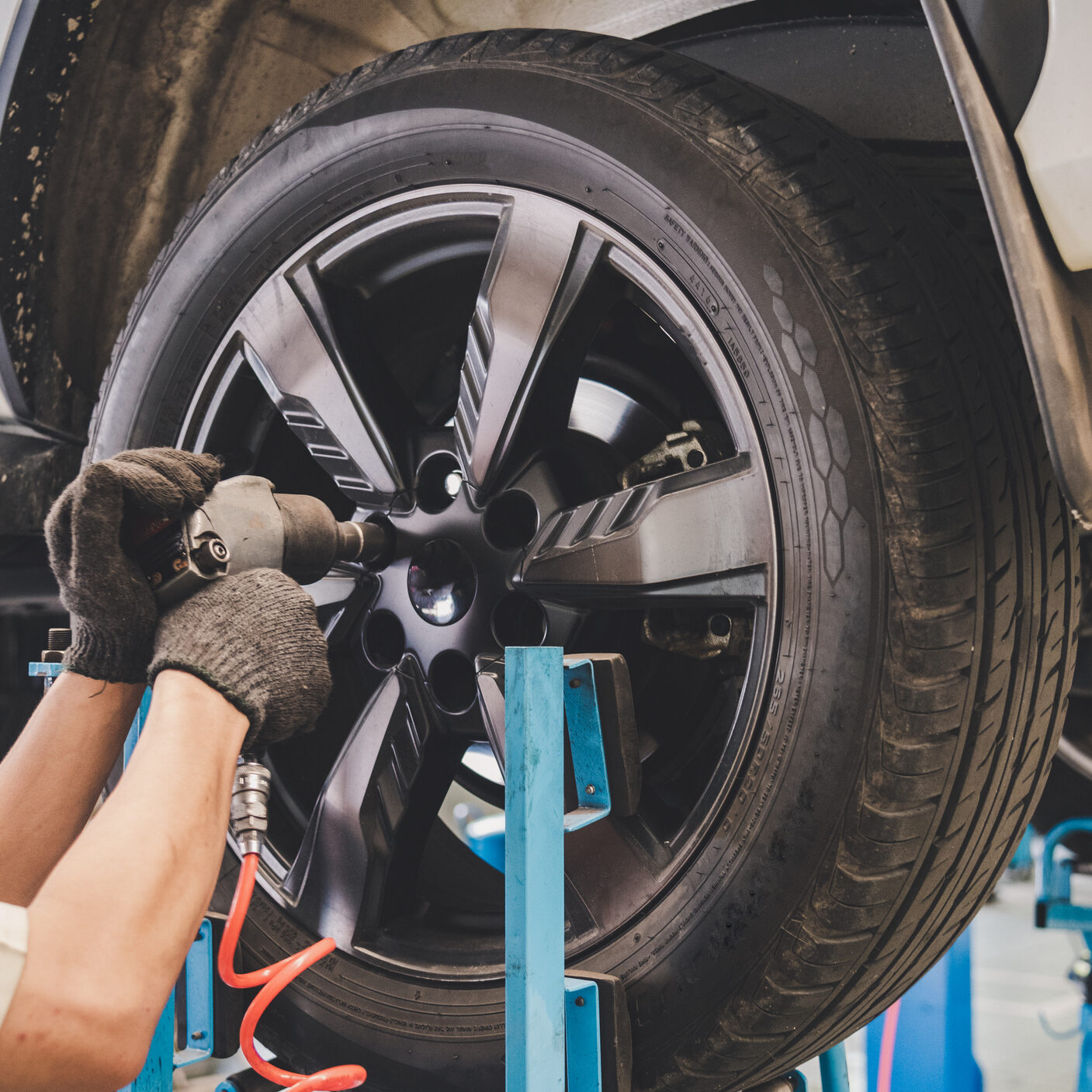 The car mechanic is changing the tire. The car mechanic is changing the tire.